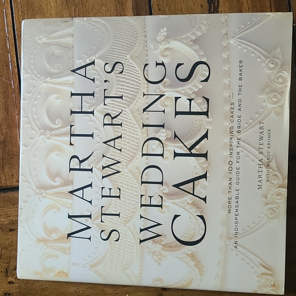 Martha Stewart keepsake wedding planner and Wedding cake book. 2 items together. - Picture 5 of 6